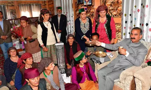 Sukhu ने स्थानीय शिक्षक के घर बिताई रात, स्थानीय व्यंजनों का लिया लुत्फ Sukhu ने स्थानीय शिक्षक के घर बिताई रात, स्थानीय व्यंजनों का लिया लुत्फ