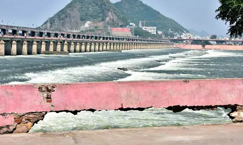 Sitanagaram की तरफ कृष्णा नदी के किनारे बनी रिटेनिंग दीवार का एक हिस्सा ढह गया Sitanagaram की तरफ कृष्णा नदी के किनारे बनी रिटेनिंग दीवार का एक हिस्सा ढह गया