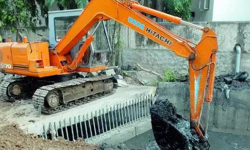 Vijayawada में शहर की नहरों की सफाई के लिए ट्रक्सर मशीन तैनात की