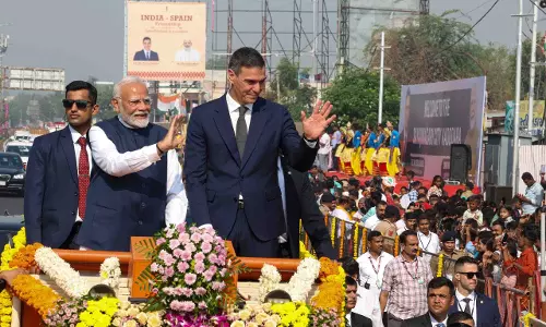दिव्यांग छात्रा के लिए पीएम मोदी ने बीच में रोका रोड शो, पेंटिंग देख हुए गदगद