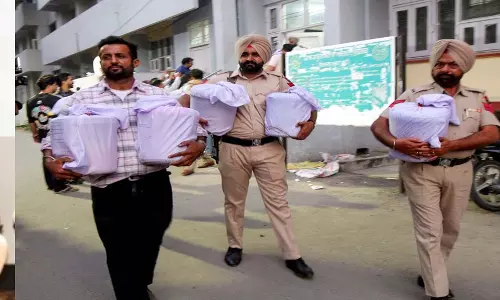 Punjab: पुलिस ने रिकॉर्ड नशीले पदार्थ की खेप के बाद एक दिन में 6 किलो हेरोइन जब्त की Punjab: पुलिस ने रिकॉर्ड नशीले पदार्थ की खेप के बाद एक दिन में 6 किलो हेरोइन जब्त की