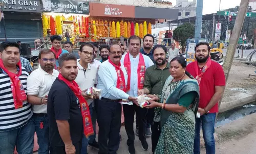 शंकर नगर में सिंधी काउंसिल ने किया रंगोली वितरण शंकर नगर में सिंधी काउंसिल ने किया रंगोली वितरण