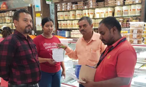 ग्वाला रेस्टोरेंट और देलही स्वीट्स पर रायपुर निगम ने लगाया जुर्माना ग्वाला रेस्टोरेंट और देलही स्वीट्स पर रायपुर निगम ने लगाया जुर्माना