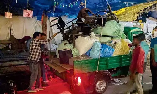 Chandigarh: निर्धारित समय से अधिक काम करने वाले विक्रेताओं को हटाया गया Chandigarh: निर्धारित समय से अधिक काम करने वाले विक्रेताओं को हटाया गया