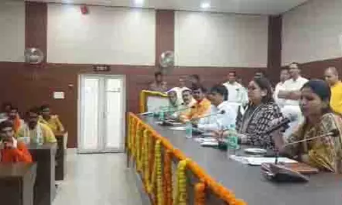 Gonda: दीपोत्सव कार्यक्रम में शामिल हुए जिलाधिकारी, मुख्य विकास अधिकारी एवं अन्य अधिकारीगण