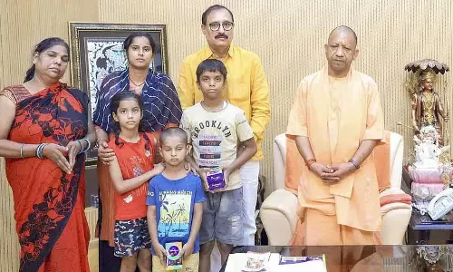 CM Yogi ने लखनऊ में पुलिस हिरासत में मारे गए व्यक्ति के परिवार से मुलाकात की CM Yogi ने लखनऊ में पुलिस हिरासत में मारे गए व्यक्ति के परिवार से मुलाकात की