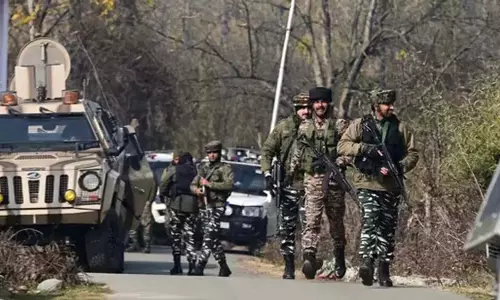 J&K: आतंकवादियों ने सेना के 2 वाहनों को निशाना बनाया, तलाशी अभियान जारी