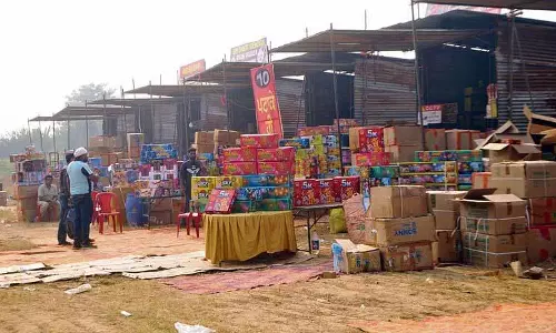 Amritsar के लोग सप्ताहांत पर पटाखे खरीदने के लिए बाजार में उमड़े