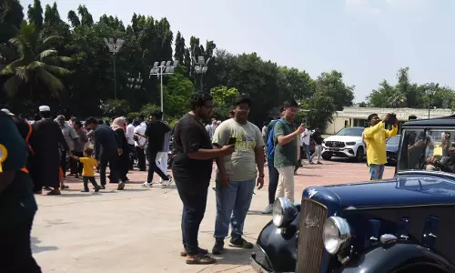 Telangana: विंटेज ब्यूटीज़ ने कार और बाइक के शौकीनों को मंत्रमुग्ध कर दिया Telangana: विंटेज ब्यूटीज़ ने कार और बाइक के शौकीनों को मंत्रमुग्ध कर दिया