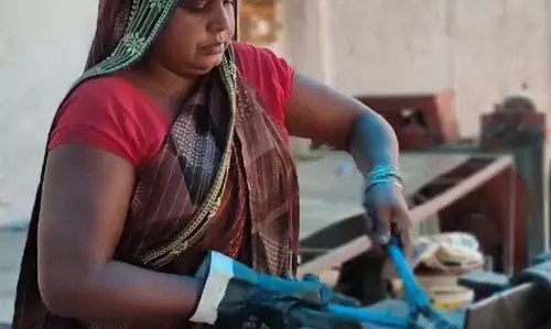 सुआ महिला समूह ने तारजाली निर्माण को आजीविका का साधन बनाया