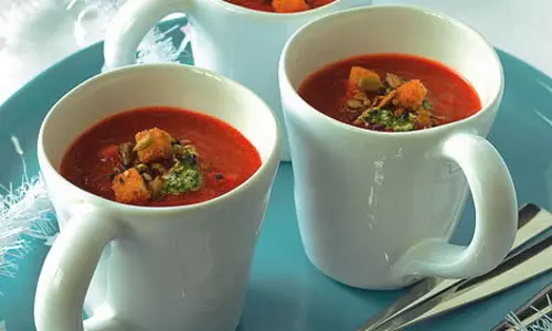 Chilli Bean सूप विद चीज़ी गार्लिक ब्रेड रेसिपी Chilli Bean सूप विद चीज़ी गार्लिक ब्रेड रेसिपी