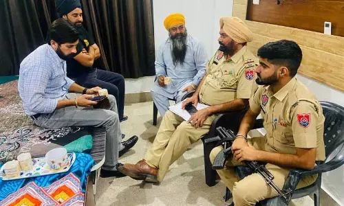 पेंशन योजना बहाल करने के लिए आंदोलन कर रहे यूनियन नेताओं पर Police की कार्रवाई पेंशन योजना बहाल करने के लिए आंदोलन कर रहे यूनियन नेताओं पर Police की कार्रवाई
