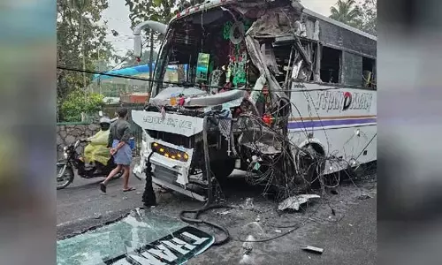 Kerala: एर्नाकुलम में एक स्कूल भ्रमण बस दुर्घटनाग्रस्त हो गई Kerala: एर्नाकुलम में एक स्कूल भ्रमण बस दुर्घटनाग्रस्त हो गई