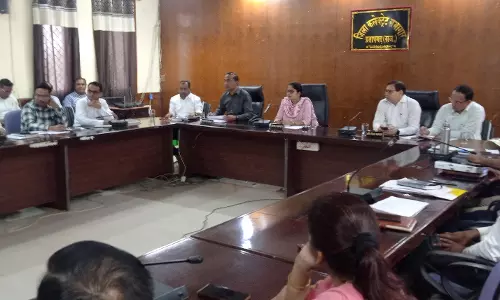 Pratapgarh: जिला कलेक्टर ने ली साप्ताहिक समीक्षा बैठक , कचरे के प्रबंधन के लिए दिए दिशा-निर्देश Pratapgarh: जिला कलेक्टर ने ली साप्ताहिक समीक्षा बैठक , कचरे के प्रबंधन के लिए दिए दिशा-निर्देश