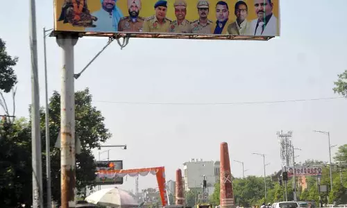 Amritsar में दिशा सूचक बोर्ड पर लगे बैनरों पर कोई रोक नहीं
