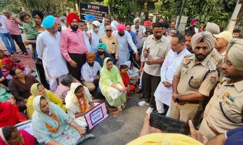 Punjab: कैप्टन के बाद उनकी पत्नी परनीत ने सरहिंद अनाज मंडी का दौरा किया