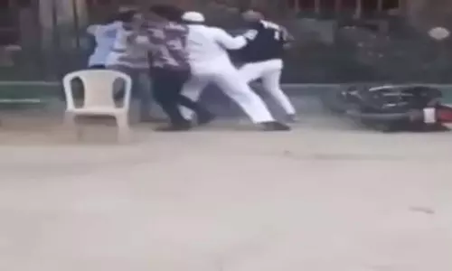 भिड़े बाराती और लड़की पक्ष के लोग, मार हो गई छुहारे लूटने को लेकर, VIDEO भिड़े बाराती और लड़की पक्ष के लोग, मार हो गई छुहारे लूटने को लेकर, VIDEO