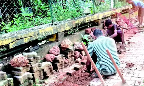 GOA: वास्को में फुटपाथ पर दोबारा पेवर्स बिछाए जा रहे