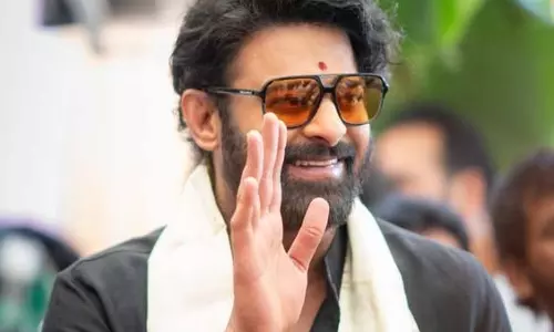 Hero Prabhas ट्रेन से यात्रा कर रहे