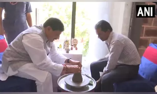 CM मोहन यादव ने दिवाली के अवसर पर कुम्हारों की पारंपरिक कला को बढ़ावा देने के लिए दीये तैयार किए