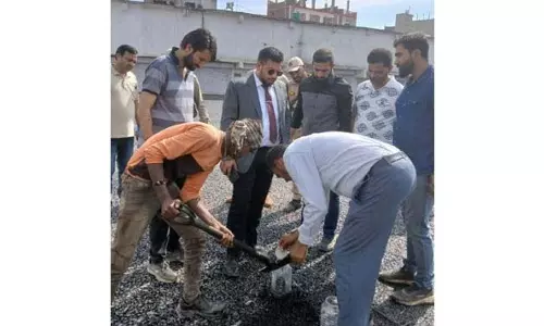 DC Rajouri ने बेला बस स्टैंड पर बिजली तार बिछाने के कार्य का निरीक्षण किया