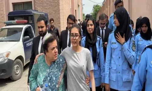 Pakistan: महरंग बलूच ने मानवाधिकार वकील इमान हाज़िर और उनके पति की गिरफ़्तारी की निंदा की Pakistan: महरंग बलूच ने मानवाधिकार वकील इमान हाज़िर और उनके पति की गिरफ़्तारी की निंदा की