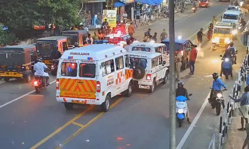 BIG BREAKING: CM काफिले के बीच में आई पापा की परी, बाल-बाल बचे पिनराई विजयन