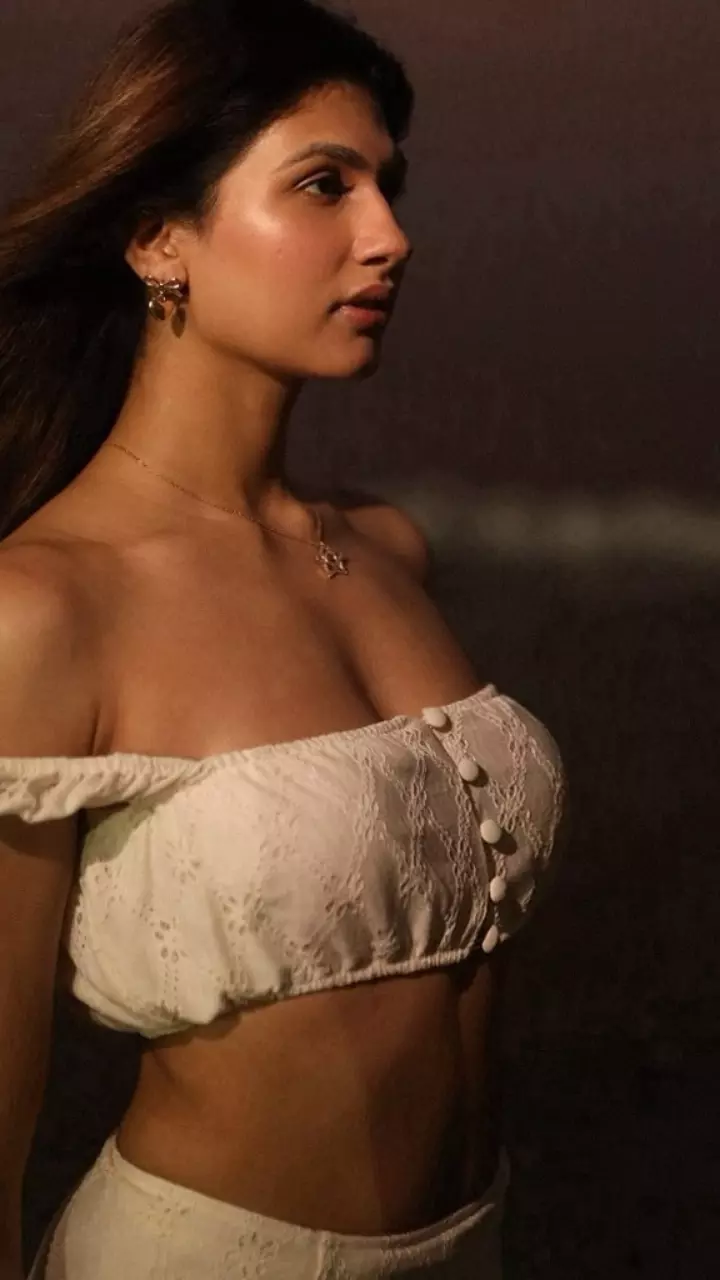 निधि तापड़िया का सिज़लिंग लुक