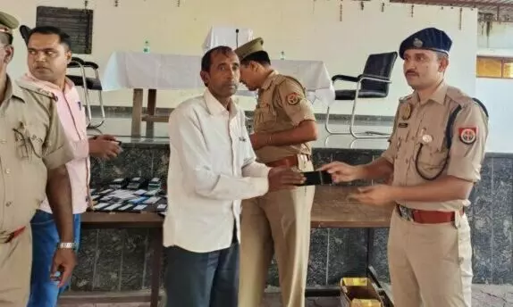 Muzaffarnagar: पुलिस ने खोये हुए 110 मोबाइल बरामद कर मालिकों को लौटाया