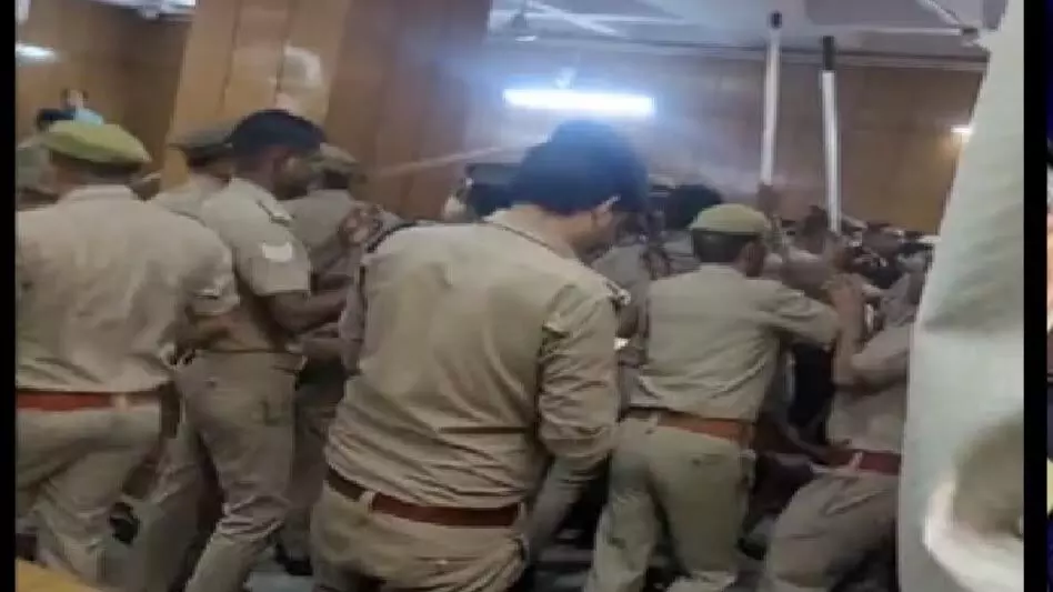 कोर्ट में जज के साथ बदतमीजी करने का आरोप, पुलिस ने वकीलों पर किया लाठीचार्ज, नया VIDEO