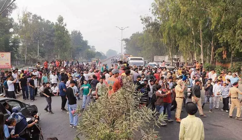 Jalandhar: पटाखा दुकानों पर कार्रवाई से विरोध शुरू