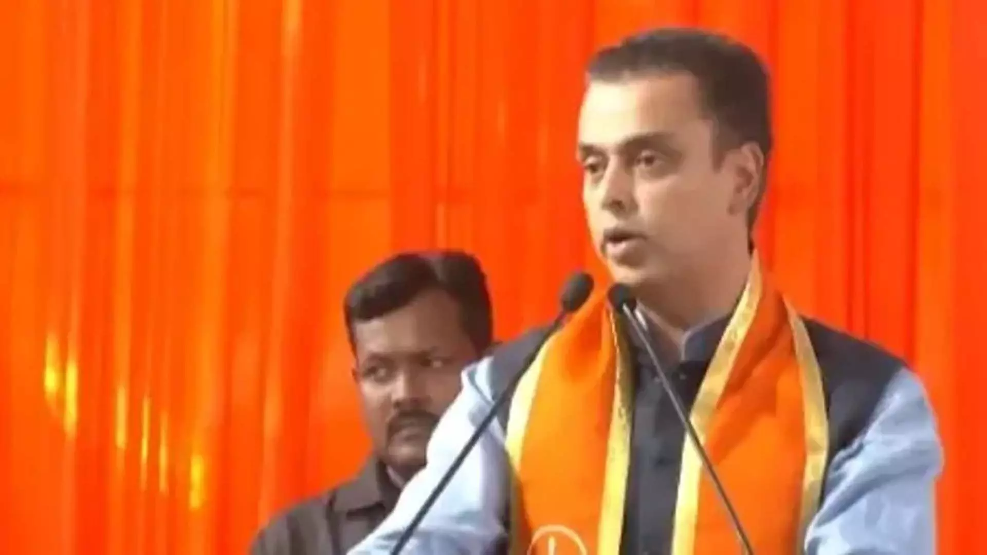 Milind Deora ने आदित्य ठाकरे के खिलाफ नामांकन दाखिल किया