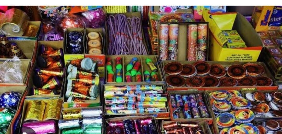 Fireworks business: छोटे कारोबारियों पर दिखावे के छापे दुकान और गोदाम में मिले पटाखे