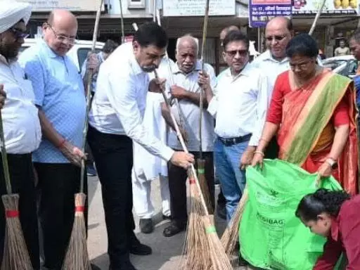 मेरा भारत मेरी दिवाली राष्ट्रव्यापी अभियान के तहत शास्त्री बाजार में चलाया गया साफ-सफाई अभियान