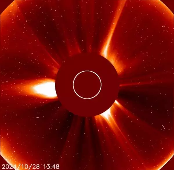 Comet सूर्य के सबसे निकट बिंदु: सूर्य की ओर उड़ते समय जलते हुए देखें