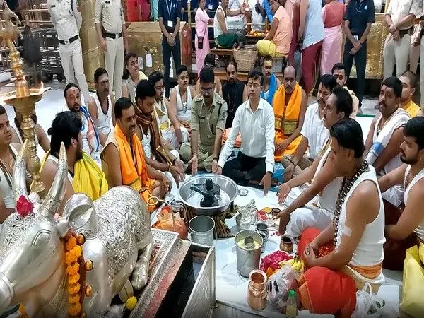 धनतेरस पर Ujjain कलेक्टर, महाकालेश्वर मंदिर के पुजारियों ने बाबा महाकाल की पूजा-अर्चना की