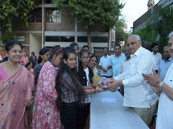 Gujarat के मुख्यमंत्री ने दिव्यांग छात्रों द्वारा तैयार किए गए दिवाली दीये खरीदे