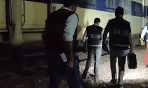 ट्रेन में विस्फोट के बाद लगी आग, चार यात्री घायल ट्रेन में विस्फोट के बाद लगी आग, चार यात्री घायल