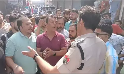 Haryana: रोहतक में पुलिस द्वारा अतिक्रमण हटाने पर दुकानदारों ने किया विरोध प्रदर्शन