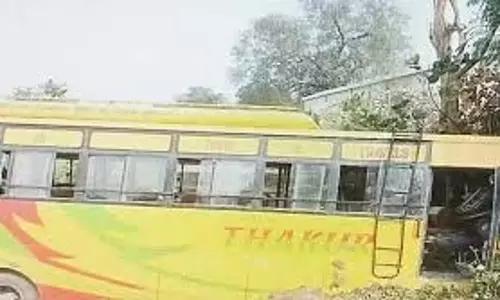 Himachal Pradesh: राजा का तालाब-जवाली मार्ग पर निजी बस नाले में गिरी