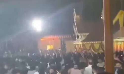 मंदिर में पटाखों के जखीरे में ब्लास्ट, सैकड़ों लोग घायल मंदिर में पटाखों के जखीरे में ब्लास्ट, सैकड़ों लोग घायल