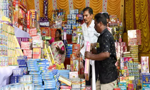 Tamil: दीपावली से पहले त्रिची में पटाखों की बिक्री 15-20% बढ़ी Tamil: दीपावली से पहले त्रिची में पटाखों की बिक्री 15-20% बढ़ी