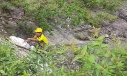 Uttarakhand: सेल्फी लेने के शौक के चलते महिला के साथ हादसा Uttarakhand: सेल्फी लेने के शौक के चलते महिला के साथ हादसा