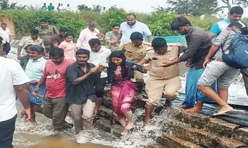 Karnataka: सेल्फी ले रही लड़की 15 फीट गहरी खाई में गिरी