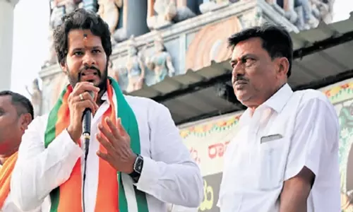 Karnataka: एचडी कुमारस्वामी, निखिल ने धैर्य बनाए रखा Karnataka: एचडी कुमारस्वामी, निखिल ने धैर्य बनाए रखा