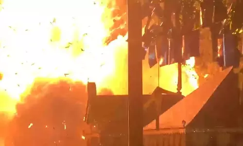 मंदिर में आतिशबाजी के दौरान पटाखों में विस्फोट, कम से कम 154 लोग घायल