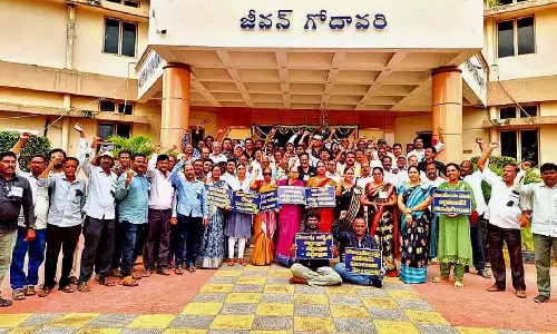 Andhra: एलआईसी एजेंटों ने किया विरोध प्रदर्शन Andhra: एलआईसी एजेंटों ने किया विरोध प्रदर्शन