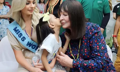 Miss World महिला जूलिया मोर्ले को उनके 85वें जन्मदिन पर सम्मानित