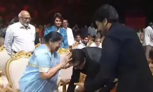 Amitabh Bachchan ने चिरंजीवी की मां के पैर छुए