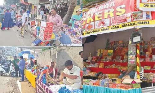 Telangana: पटाखा व्यापारियों ने सुरक्षा उपायों की अनदेखी की Telangana: पटाखा व्यापारियों ने सुरक्षा उपायों की अनदेखी की